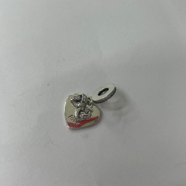 CHARM COLGANTE LAZO Y CORAZON PANDORA CH04