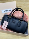 BOLSO MANO DISEÑO ARCADIE MIU MIU NEGRO
