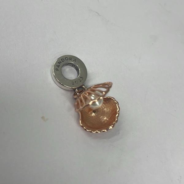 [PD-PPCCG0073] Poderosa Charm Colgante Concha Y Perla Marina Pandora