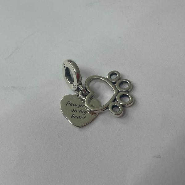 [PD-PPC0018] CHARM COLGANTE CORAZON Y HUELLITA PANDORA CH04